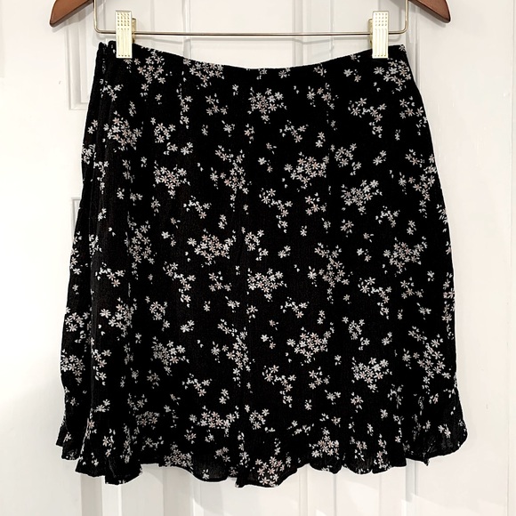 Abercrombie & Fitch Dresses & Skirts - *NWT* Abercrombie & Fitch Black Floral Mini Skirt Size M